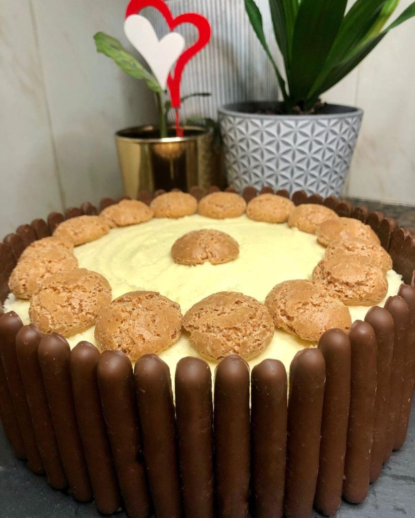 tarta de amaretti y chocolate blanco, los biscochos se encuentran en varios supermercado y la tarta es muy fácil de hacer  